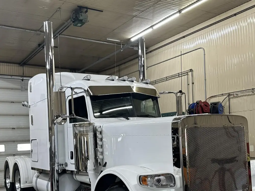 [SLI001078] Peterbilt 3-Series Old Style Reverse Bow Tie Visors (10"-7", No Light Holes)